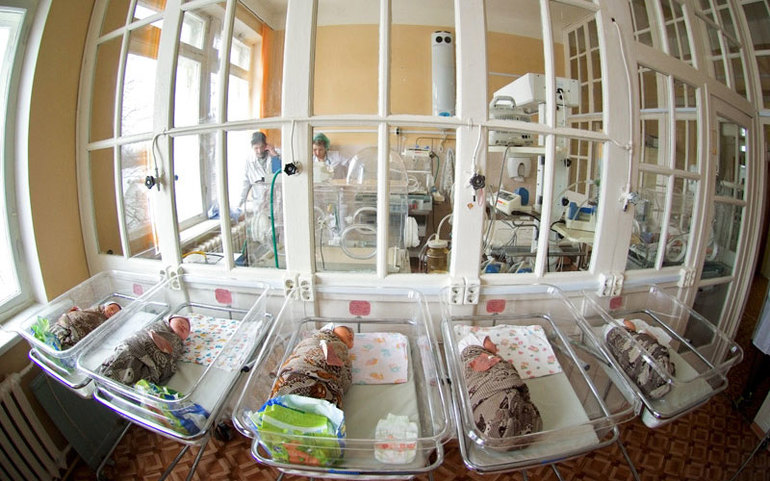 В роддомах Татарстана пеленать младенцев будут по-новому