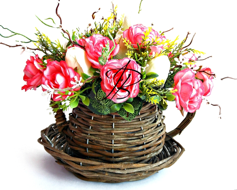 Композиция с розами и тюльпанами в плетеном чайнике