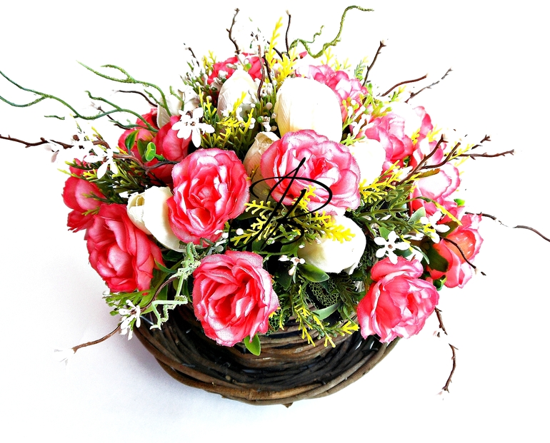 Композиция с розами и тюльпанами в плетеном чайнике