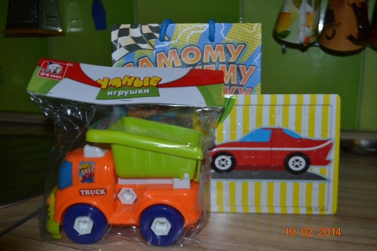 Подарки деткам на 23 февраля и 8 марта.