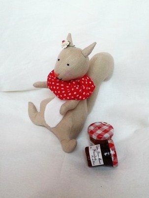 А к нам белочка прискакала!))