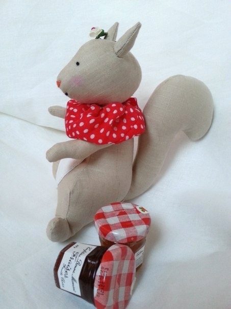 А к нам белочка прискакала!))