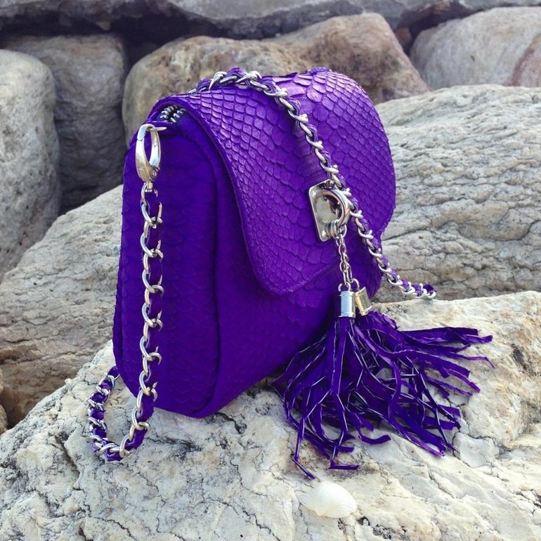 Изделия ручной работы из кожи питона, ската, крокодила и др.