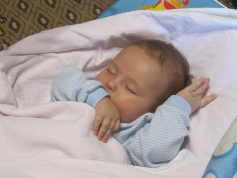 Сосёт манжет кофточки вместо соски(((