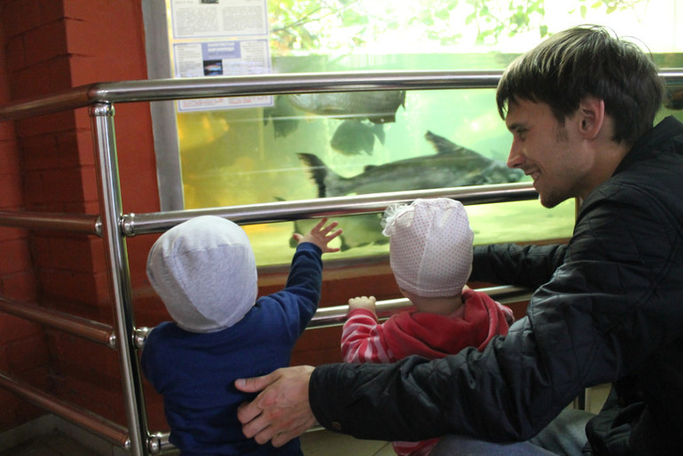 Двойняшки в зоопарке)))