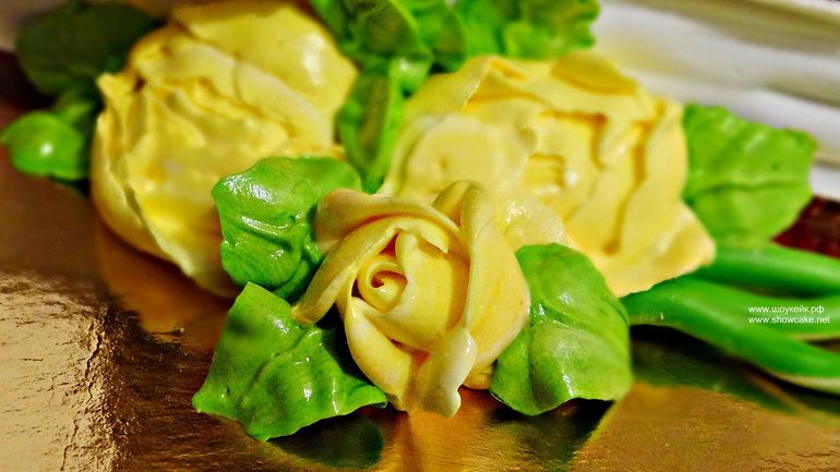 Четырехъярусный кремовый торт-книги.