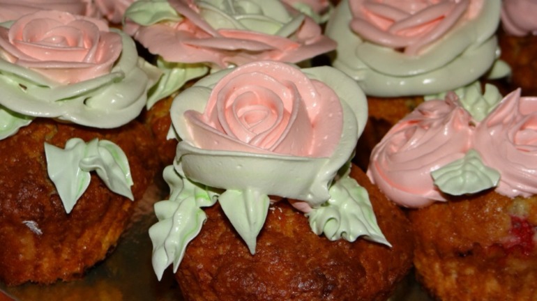 Маффины с красной и черной смородиной.