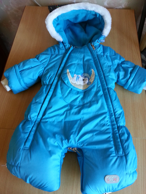 Зимний комбинизон-трансформер !!! На рост 68см! Идеальное состояние! Ножки можно делать открытыми или закрытыми!!! Цена 1500р+доставка!( брала за 3000р)