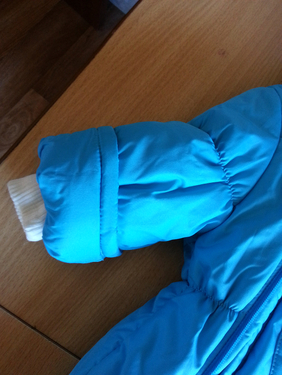 Зимний комбинизон-трансформер !!! На рост 68см! Идеальное состояние! Ножки можно делать открытыми или закрытыми!!! Цена 1500р+доставка!( брала за 3000р)