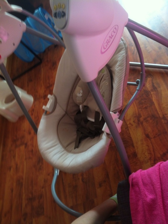 продам детскую качелю шезлонг 5000 новую.