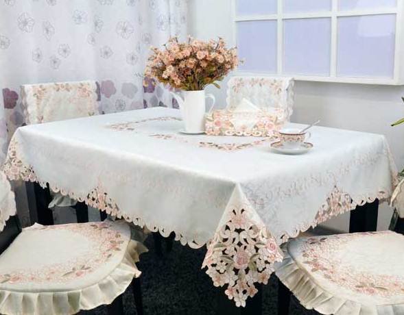 Скатерть с вышивкой ришелье 100% полиэстер. Размер 150х250см. Цена 1500 руб.