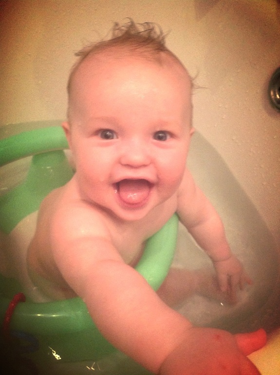 Как купаются малыши от 7 месяцев?