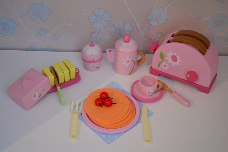 Как мы печем блины на нашей игрушечной кухне