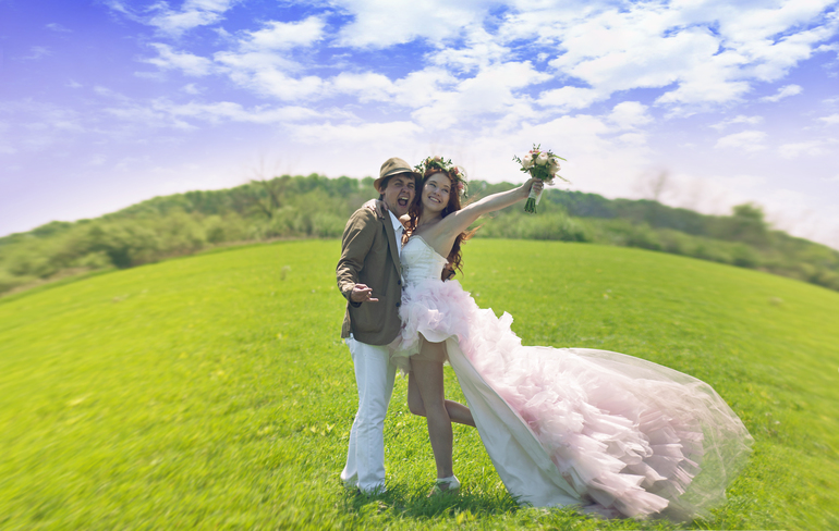 Оригинальное короткое свадебное платье со шлейфом