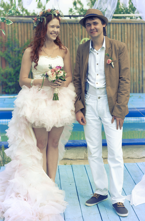 Оригинальное короткое свадебное платье со шлейфом