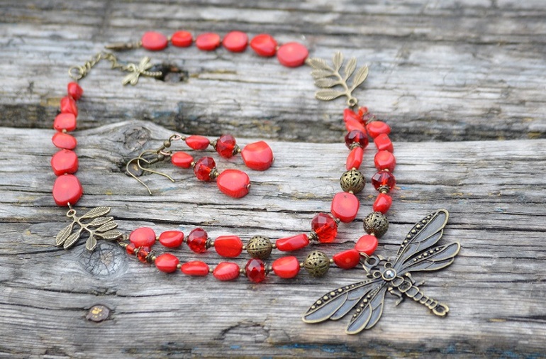 Комплект  из коралловых бусин