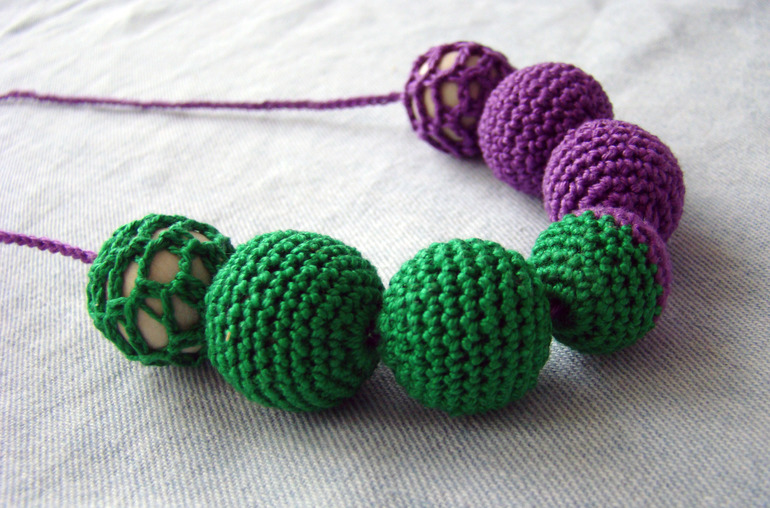 Оригинальные вязаные бусы в наличии.