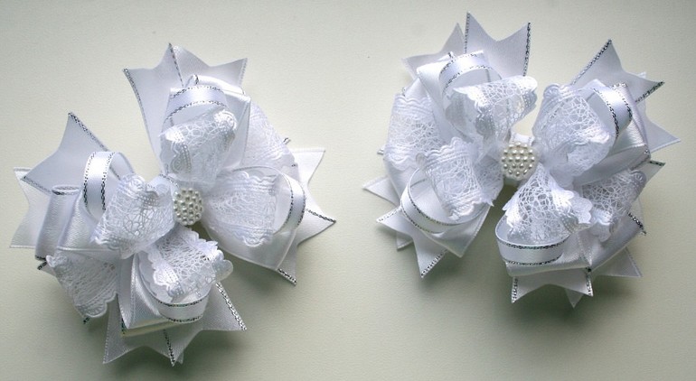 Девочки, прошу проголосовать какой бант на выписку красивее..