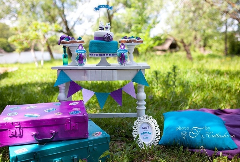 Оформление и декор для милой бирюзово-фиолетовой свадьбы зайчиков