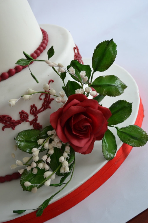 Свадебный торт с розами и ландышами...вес 6,5 кг