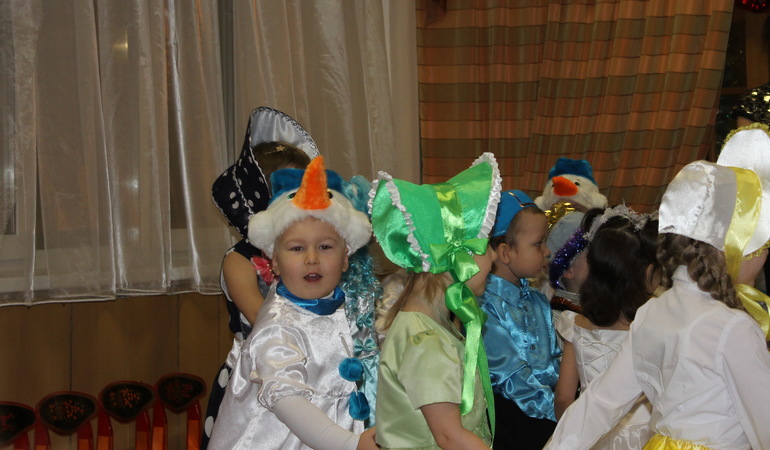 Новогодний утренник в саду!!!!!! Мы снеговички!!!!!!