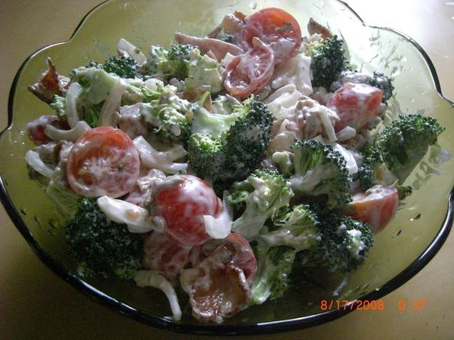Салат с капустой брокколи с яйцом