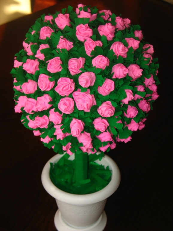 Розовый топиарий из креповой бумаги