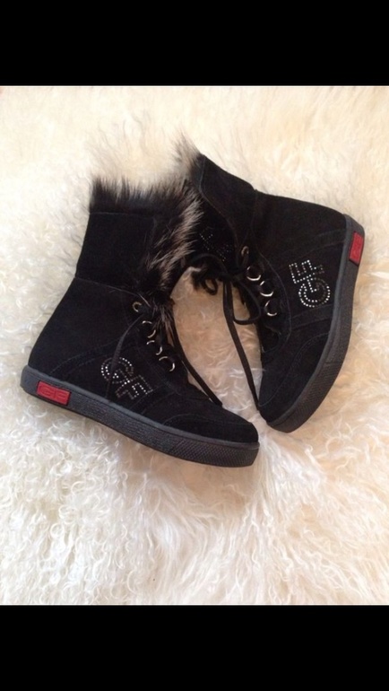 Оригинал,цена 3000 руб,размеры:27,28,35