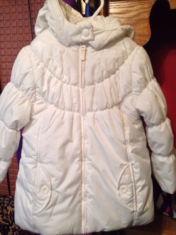 Продаю куртку Mothercare белого цвета !!! В отличном состоянии!!! Рост 104-110!!! 1500!!! Уступлю!!!