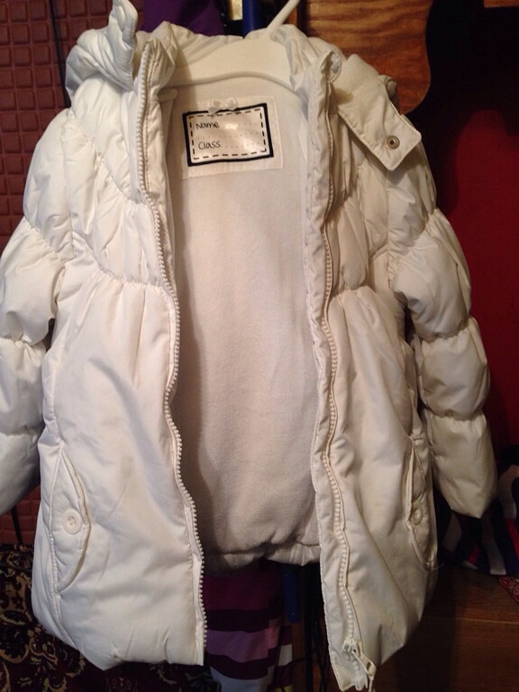 Продаю куртку Mothercare белого цвета !!! В отличном состоянии!!! Рост 104-110!!! 1500!!! Уступлю!!!