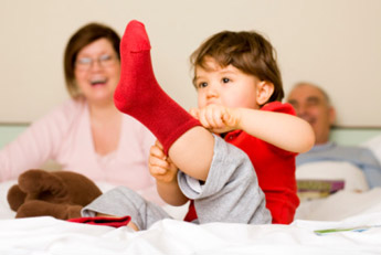 Как и когда научить малыша одеваться самостоятельно?