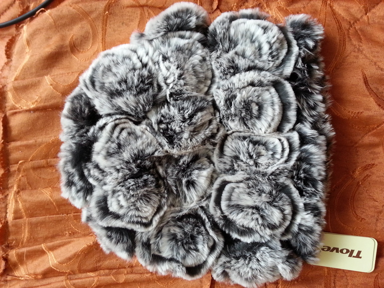 Продам шапку новую с розочками из натурального кролика.