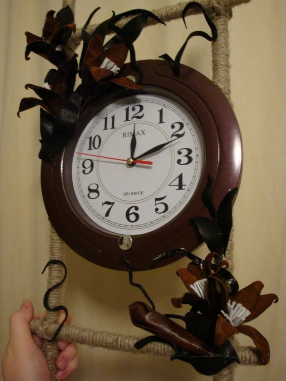 Часы с декором из кожи