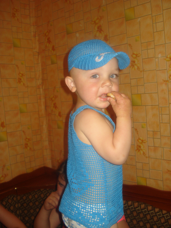 Комплект филейной сеткой мальчишке-майка и именная кепка