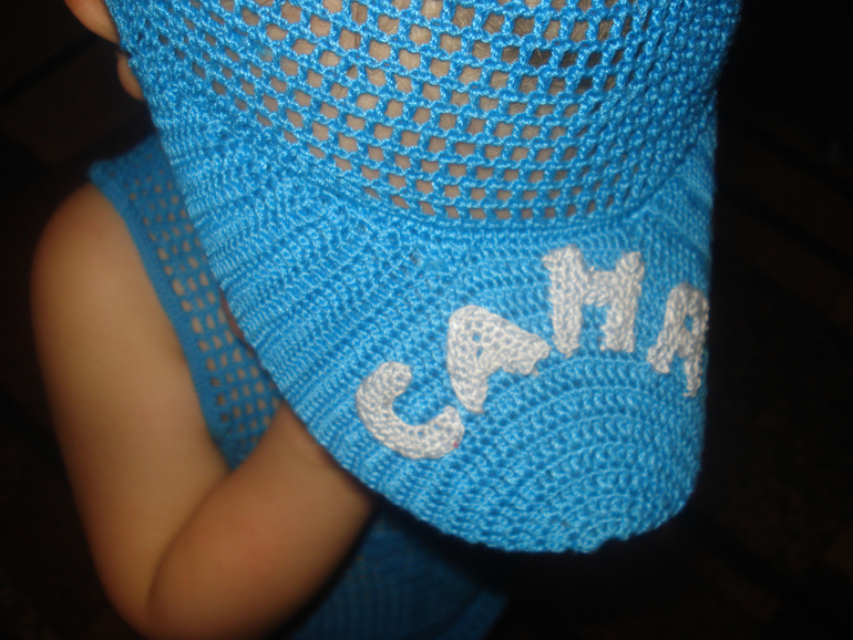 Комплект филейной сеткой мальчишке-майка и именная кепка