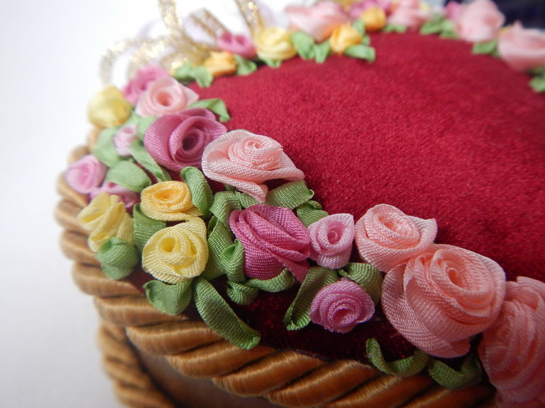 Шкатулка "Сердечная" деревянная с вышивкой лентами