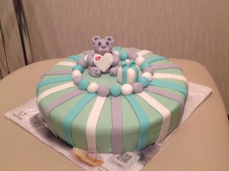 Первый украшенный дома торт)