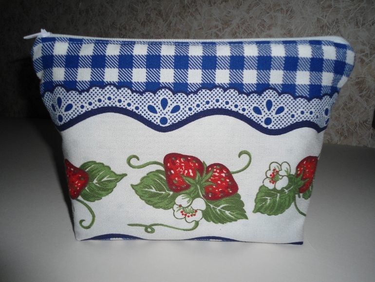 Пошились разные мелочи на подарочки к празднику.