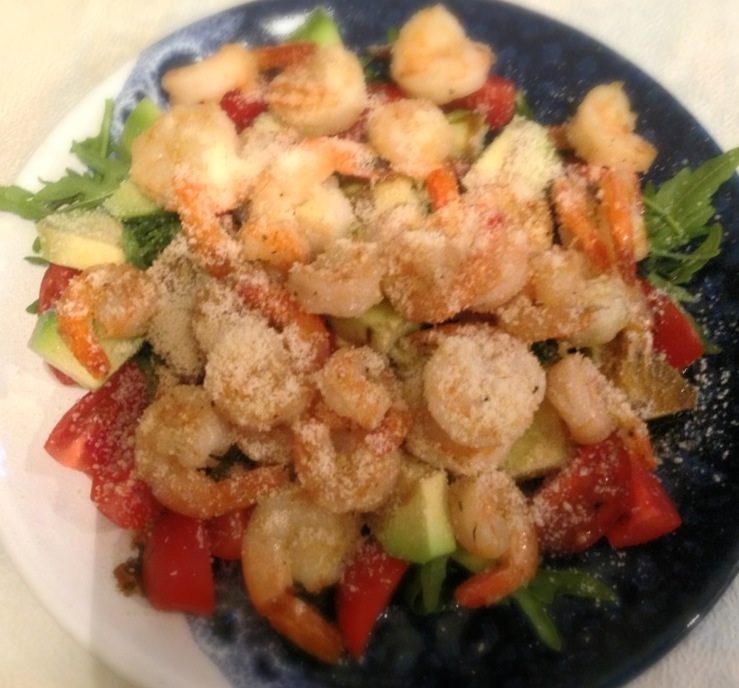 Руккола с креветками и авокадо.