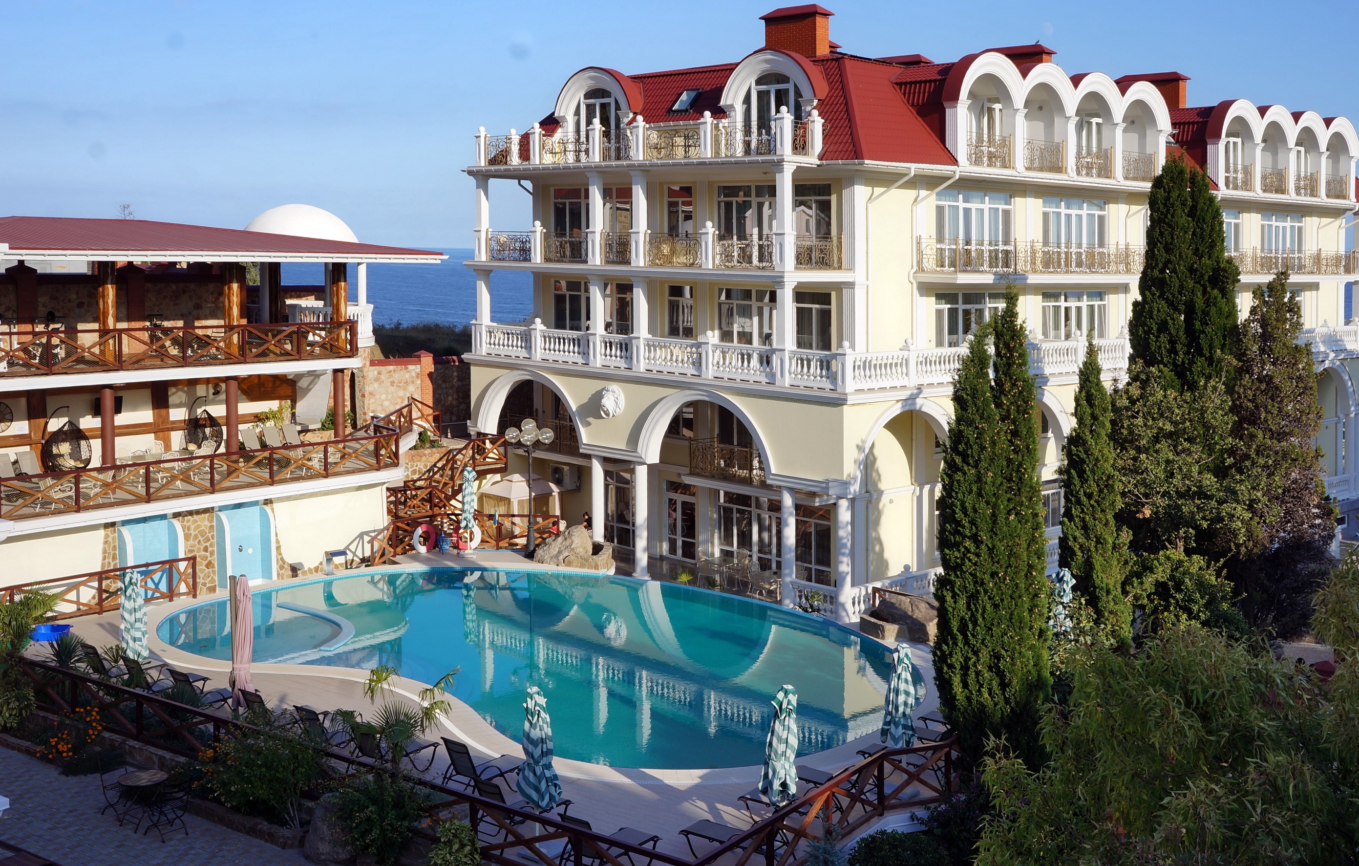 Отель Александрия - современный гостиничный комплекс в Крыму приглашает провести Майские возле моря