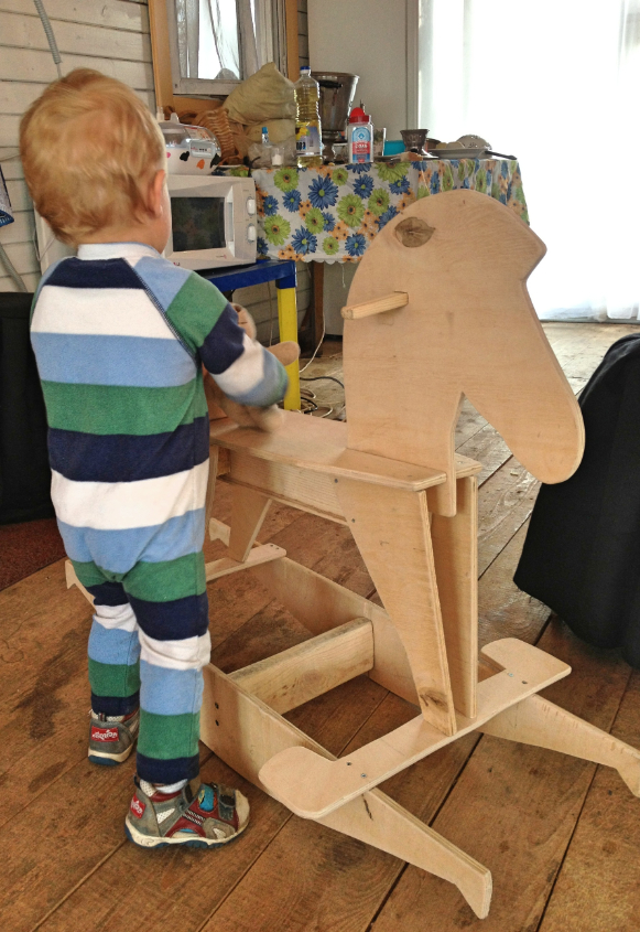 сколотили лошадку и песочницу