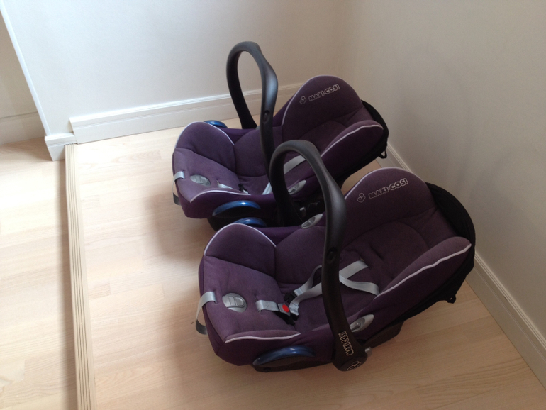 Продам 2 автокресла Maxi-Cosi ,Cabrio Fix