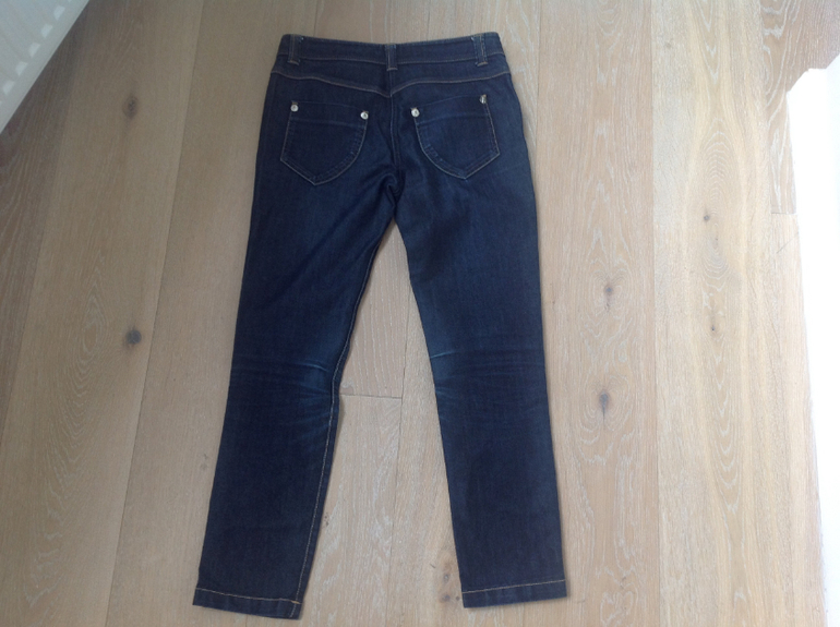 Джинсы фирмы Guess by Marciano, 26 разм., 2000 руб.
