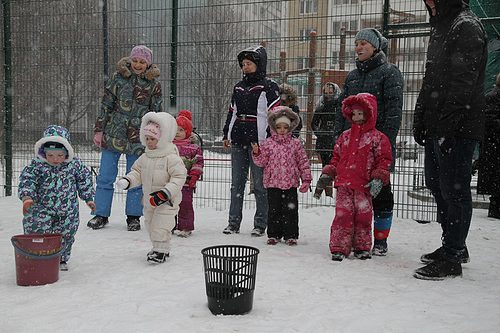 перетягивание каната и прочее спортивно-эстафетное