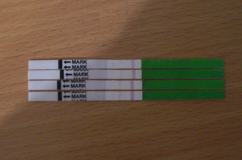 Зависит ли яркость тестовой полосочки от близости овуляции?