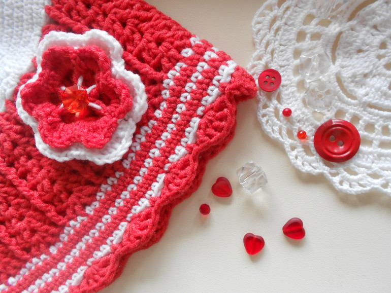 добавила цветочки на шапки, новая шапочка и косметичка .