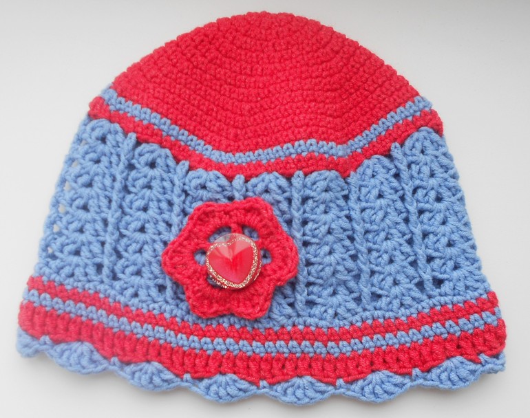 добавила цветочки на шапки, новая шапочка и косметичка .