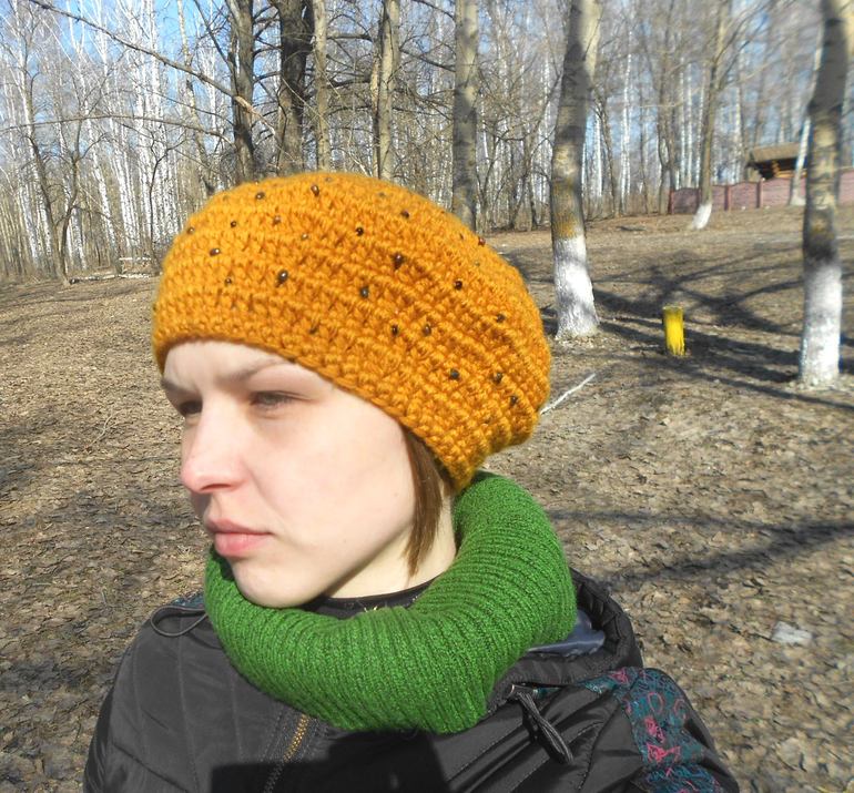 берет, расшитый дер. бусинами