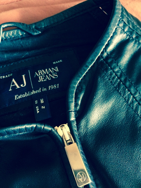 Куртка оригинал ARMANI 23000 руб