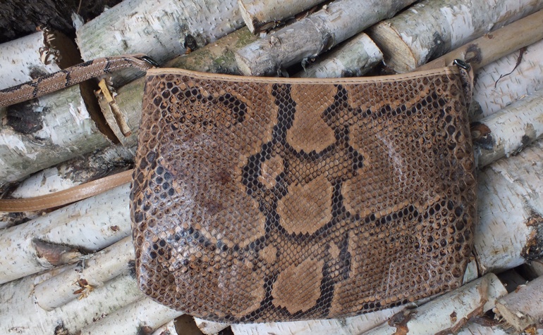 Сумка на ремешке из натуральной кожи питона